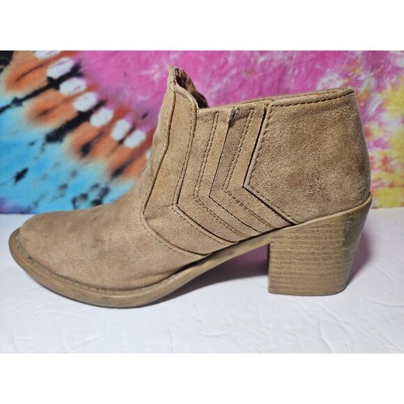 Qupid Distressed Suede Stitched Chevron Western Booties - Size 7 - Picture 6 of 8